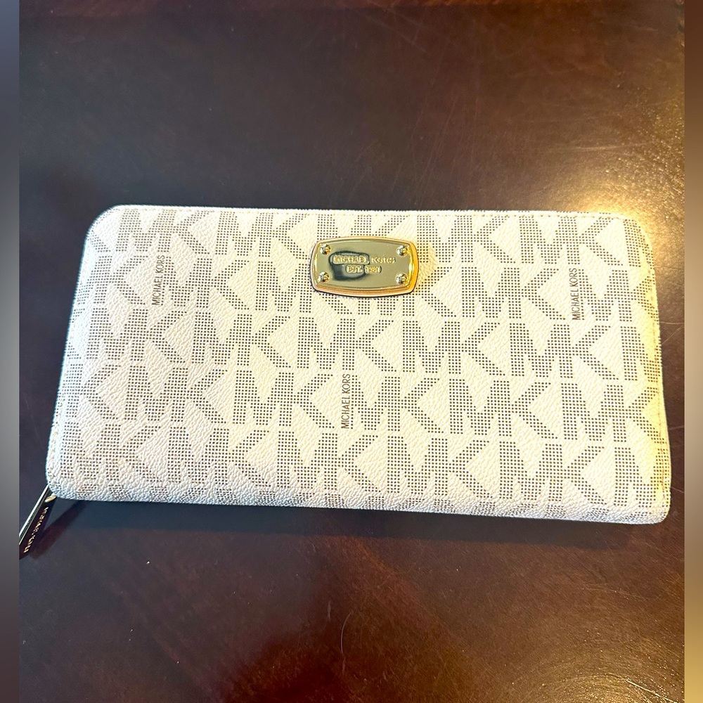 Michael Kors Travel Wallet, Vanilla color